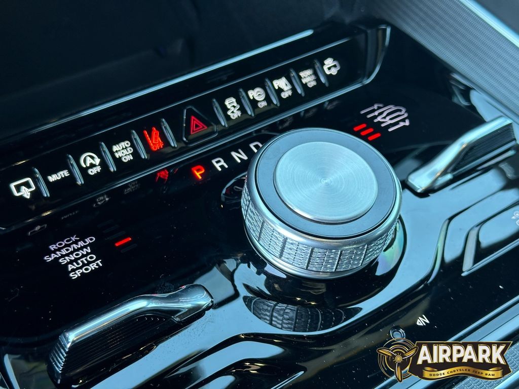 New 2024 Diamond Black Crystal Pearlcoat Jeep Series II image 21