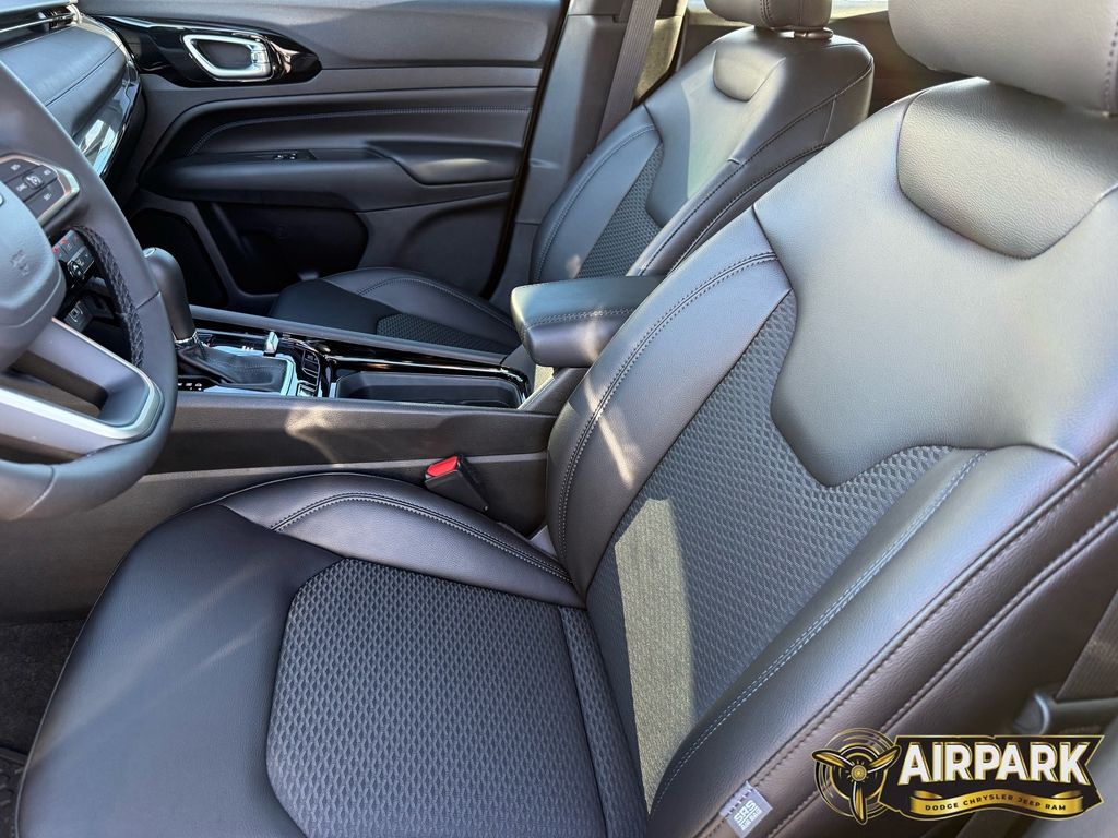 New 2026 Diamond Black Crystal Pearlcoat Jeep Latitude image 12