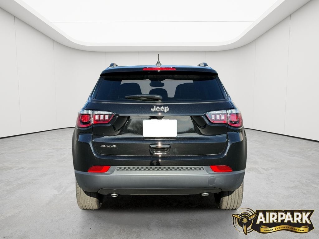 New 2026 Diamond Black Crystal Pearlcoat Jeep Latitude image 6