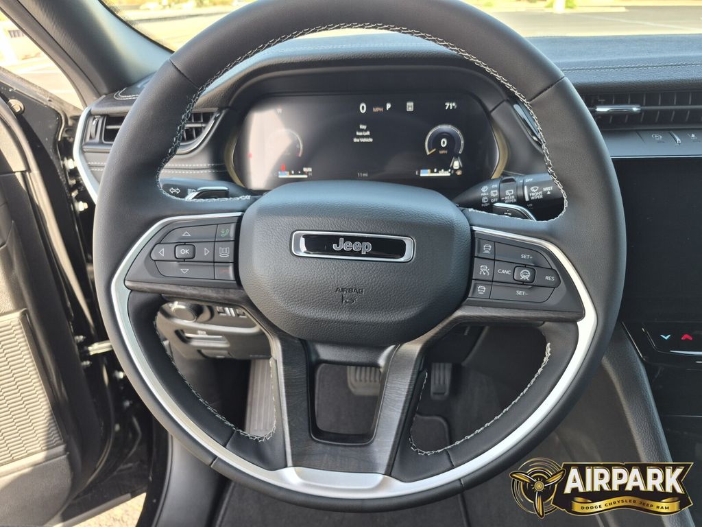 New 2026 Diamond Black Crystal Pearlcoat Jeep Laredo image 15