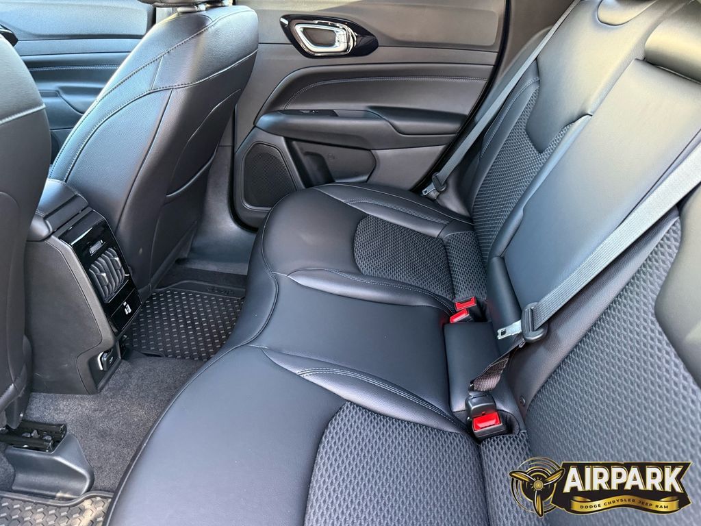 New 2026 Diamond Black Crystal Pearlcoat Jeep Latitude image 23