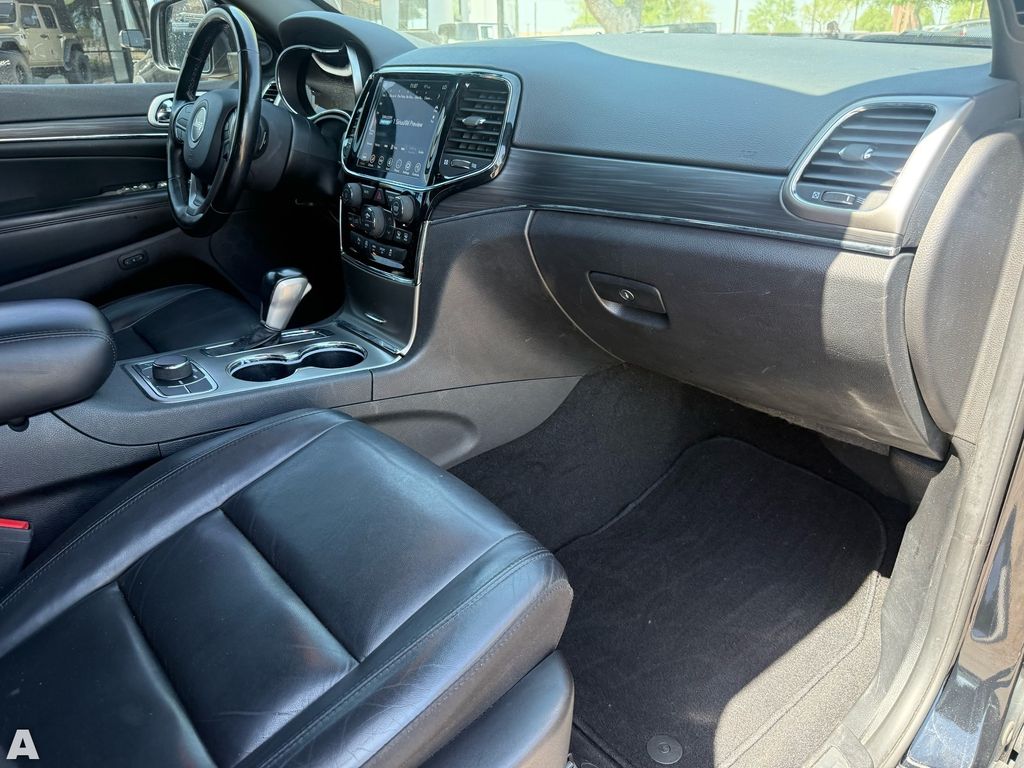 Used 2020 Diamond Black Crystal Pearlcoat Jeep Limited image 29