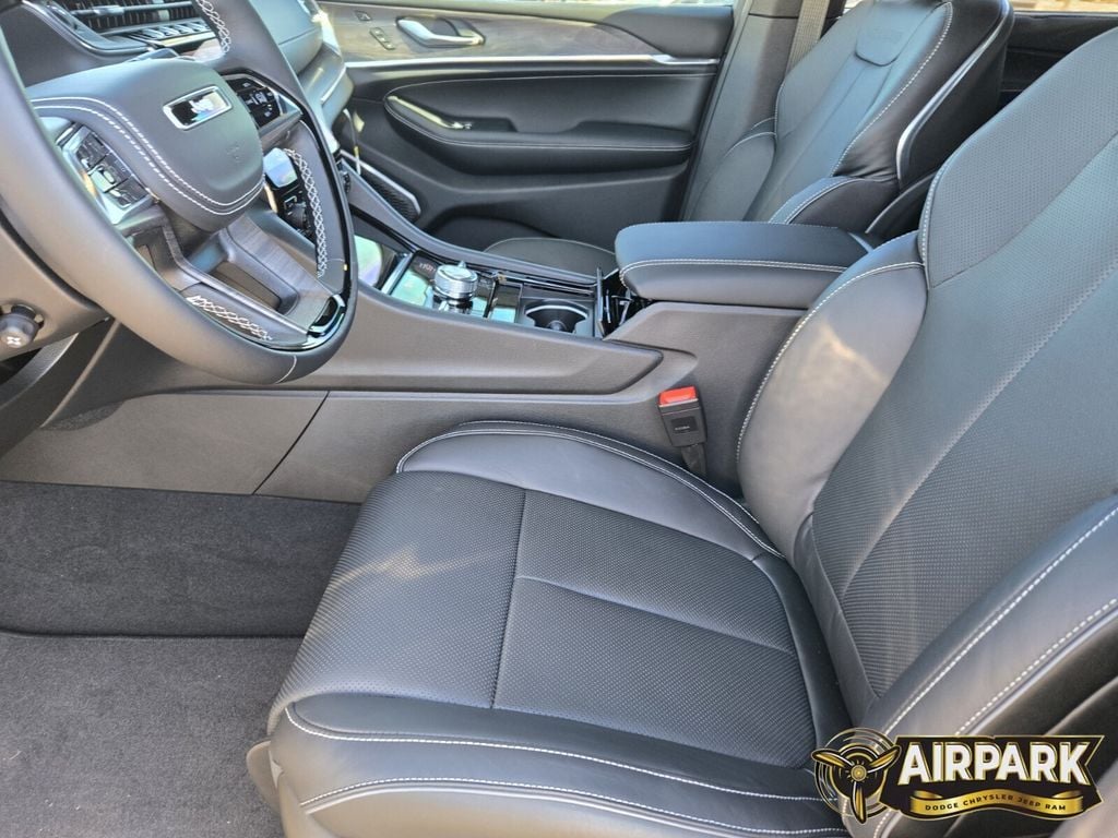 New 2025 Baltic Gray Jeep Overland image 18