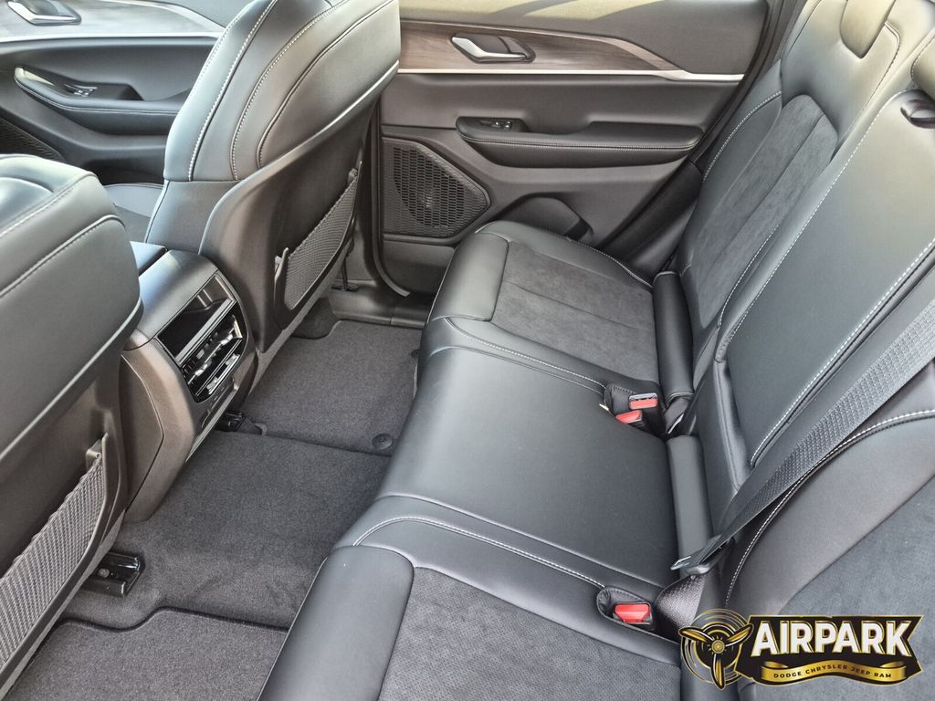 New 2026 Diamond Black Crystal Pearlcoat Jeep Laredo image 21