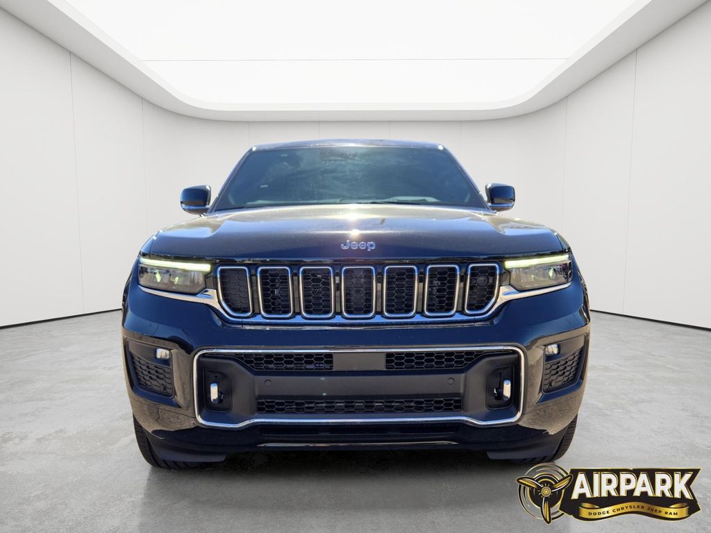 New 2025 Diamond Black Crystal Pearlcoat Jeep Overland image 9