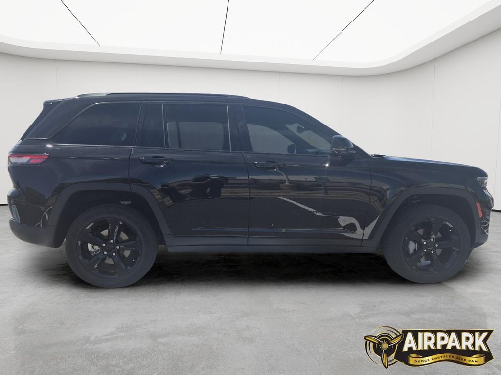 New 2025 Diamond Black Crystal Pearlcoat Jeep Limited image 3