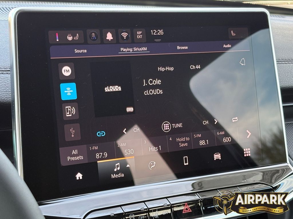 New 2026 Diamond Black Crystal Pearlcoat Jeep Latitude image 18