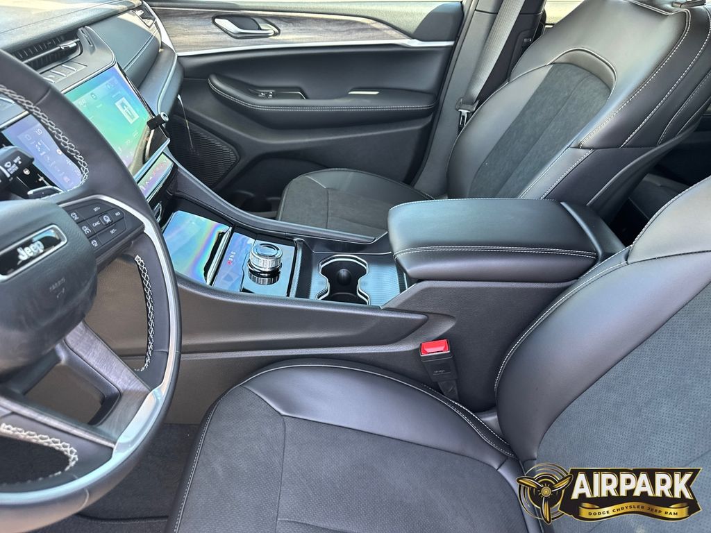 New 2026 Diamond Black Crystal Pearlcoat Jeep Laredo image 17
