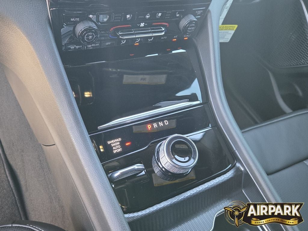 New 2025 Diamond Black Crystal Pearlcoat Jeep Limited image 20