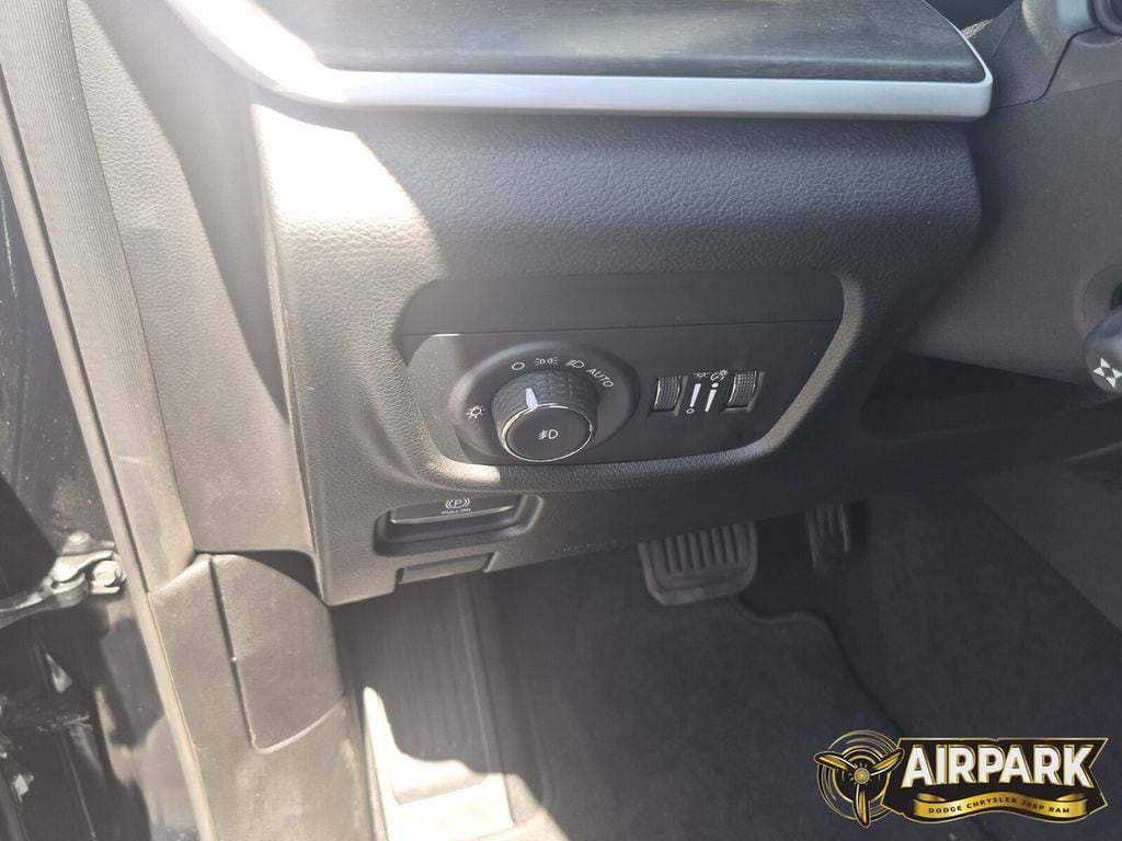 New 2025 Diamond Black Crystal Pearlcoat Jeep Limited image 12
