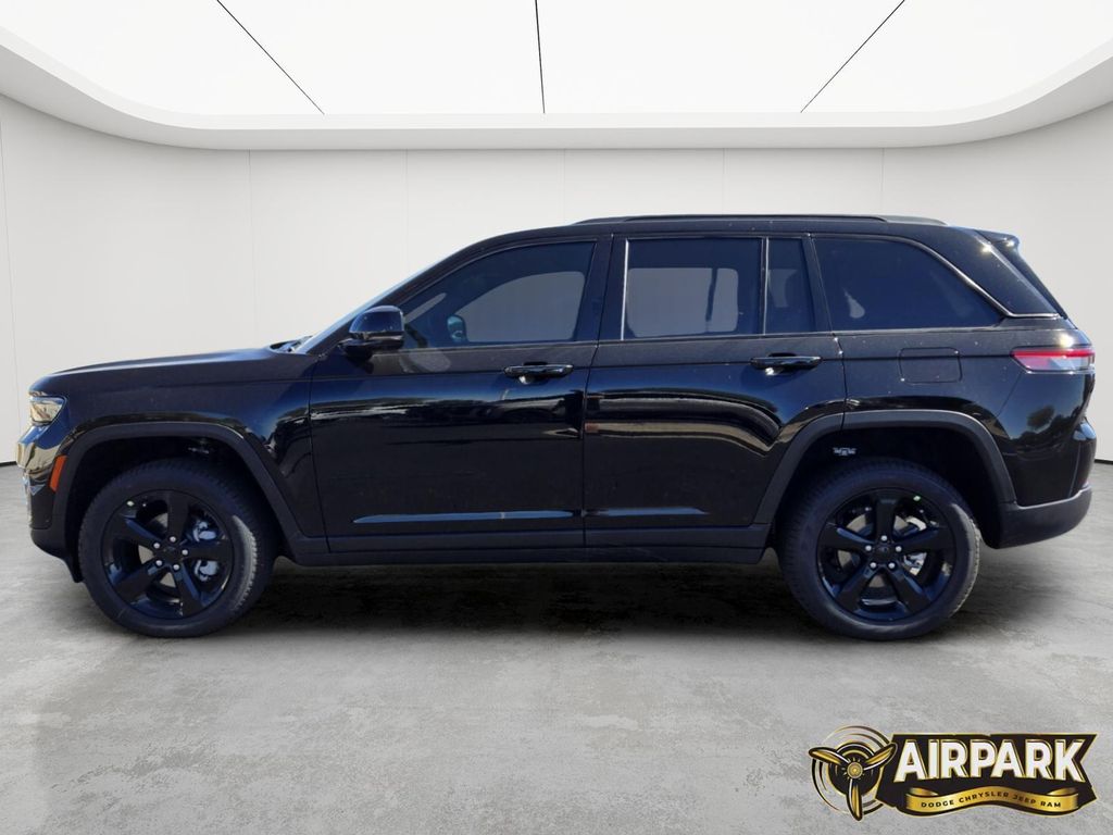New 2025 Diamond Black Crystal Pearlcoat Jeep Limited image 6