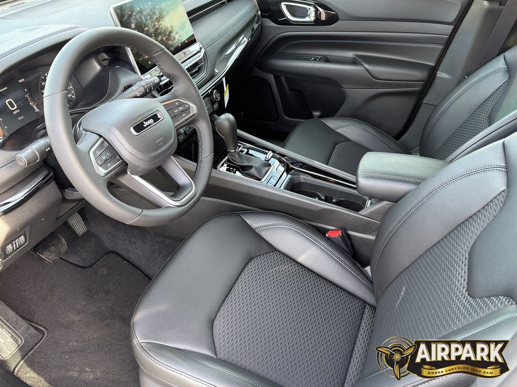 New 2026 Diamond Black Crystal Pearlcoat Jeep Latitude image 17