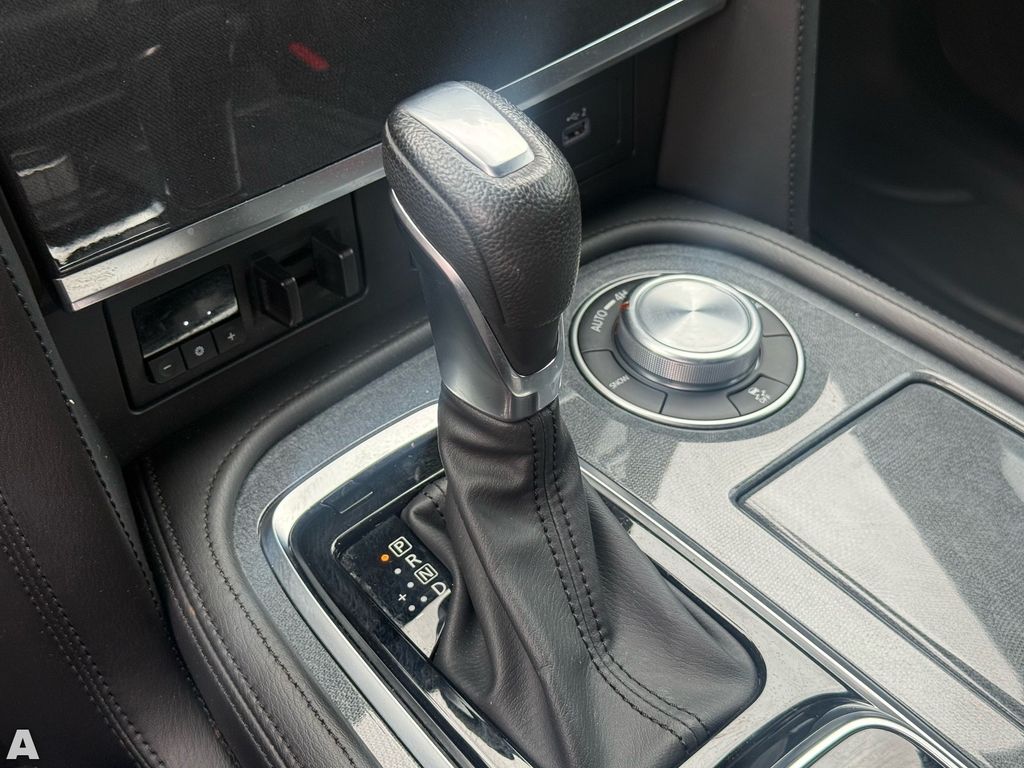 Used 2022 Aspen White Tricoat Nissan SL image 24