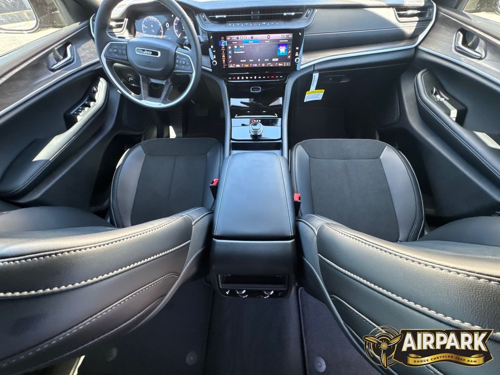 New 2026 Diamond Black Crystal Pearlcoat Jeep Laredo image 14