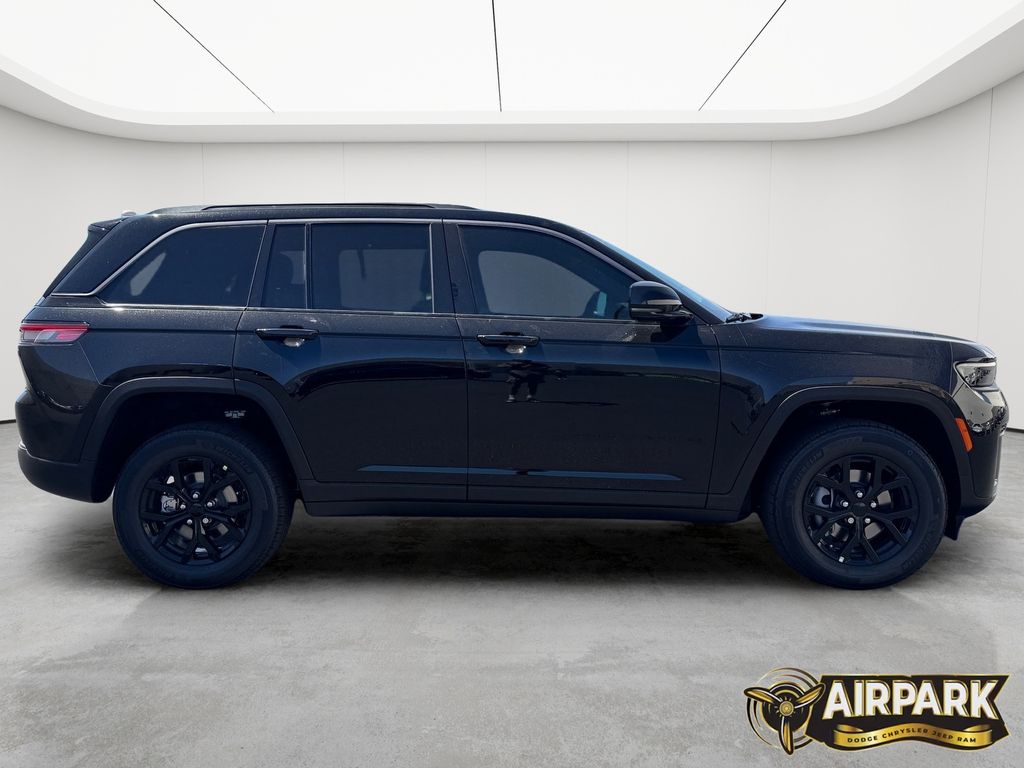 New 2026 Diamond Black Crystal Pearlcoat Jeep Laredo image 3
