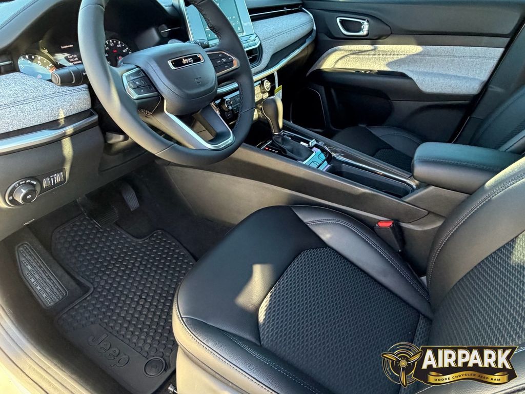 New 2026 Diamond Black Crystal Pearlcoat Jeep Latitude image 13