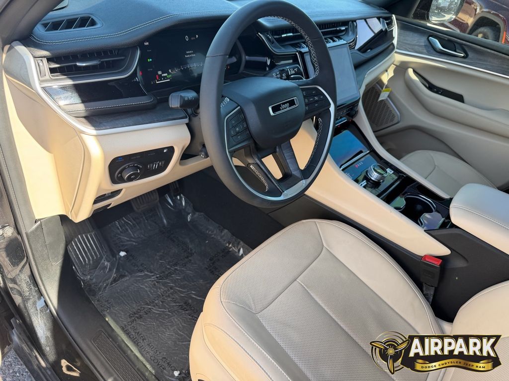 New 2023 Diamond Black Crystal Pearlcoat Jeep Base image 11