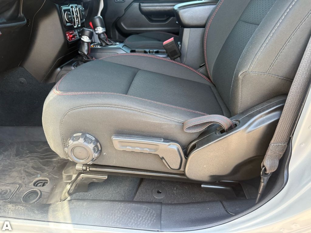 Used 2022 Silver Zynith Clearcoat Jeep Rubicon image 13