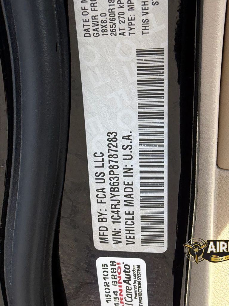 New 2023 Diamond Black Crystal Pearlcoat Jeep Base image 25