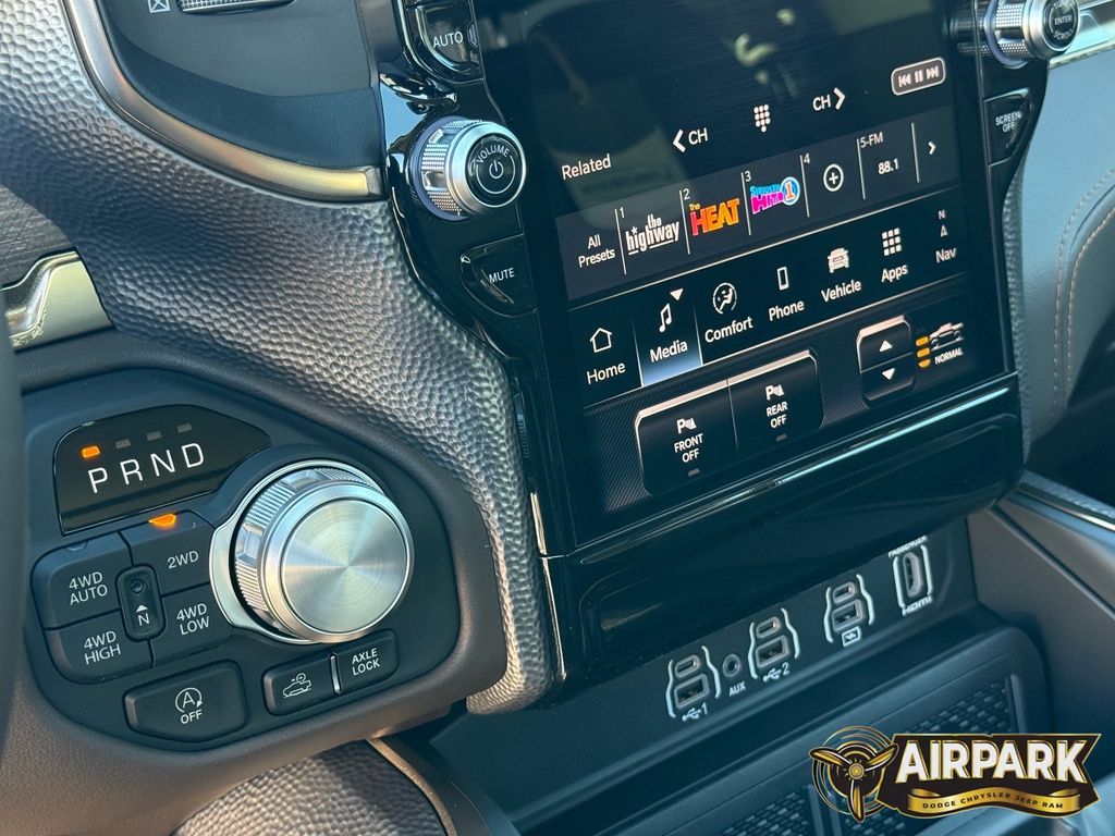 New 2026 Diamond Black Crystal Pearlcoat Ram Limited image 18