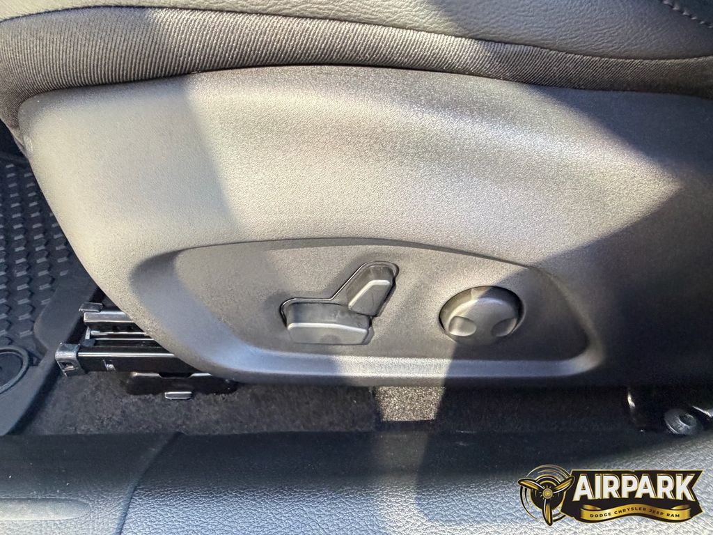 New 2026 Diamond Black Crystal Pearlcoat Jeep Latitude image 20