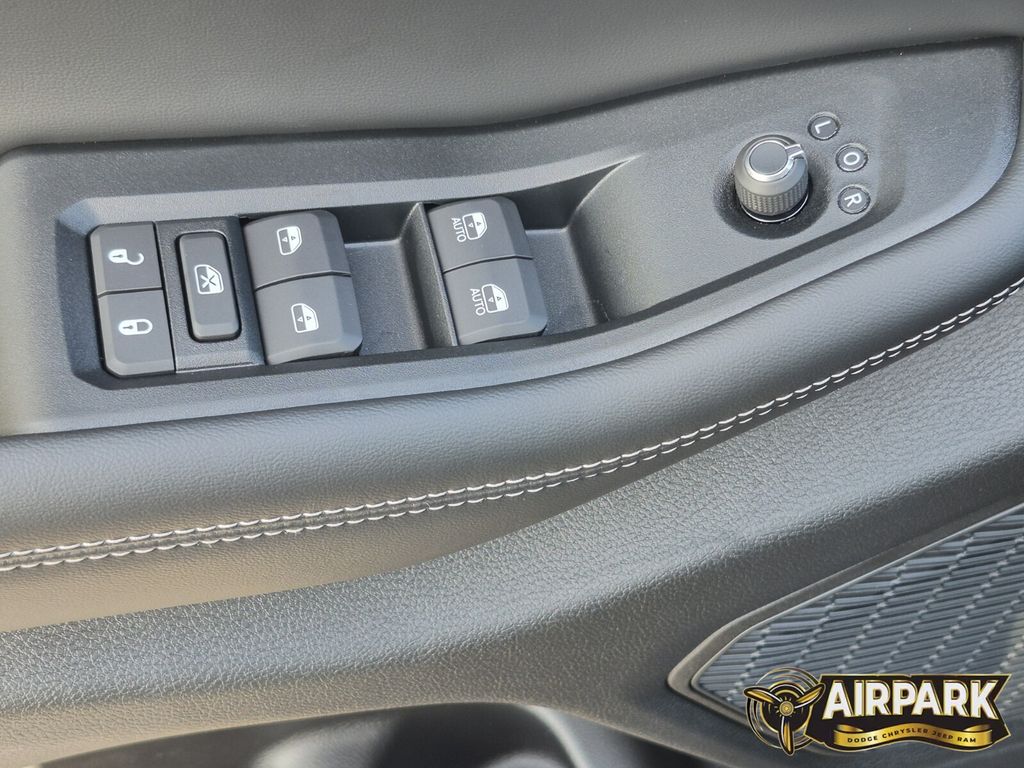 New 2026 Diamond Black Crystal Pearlcoat Jeep Laredo image 13