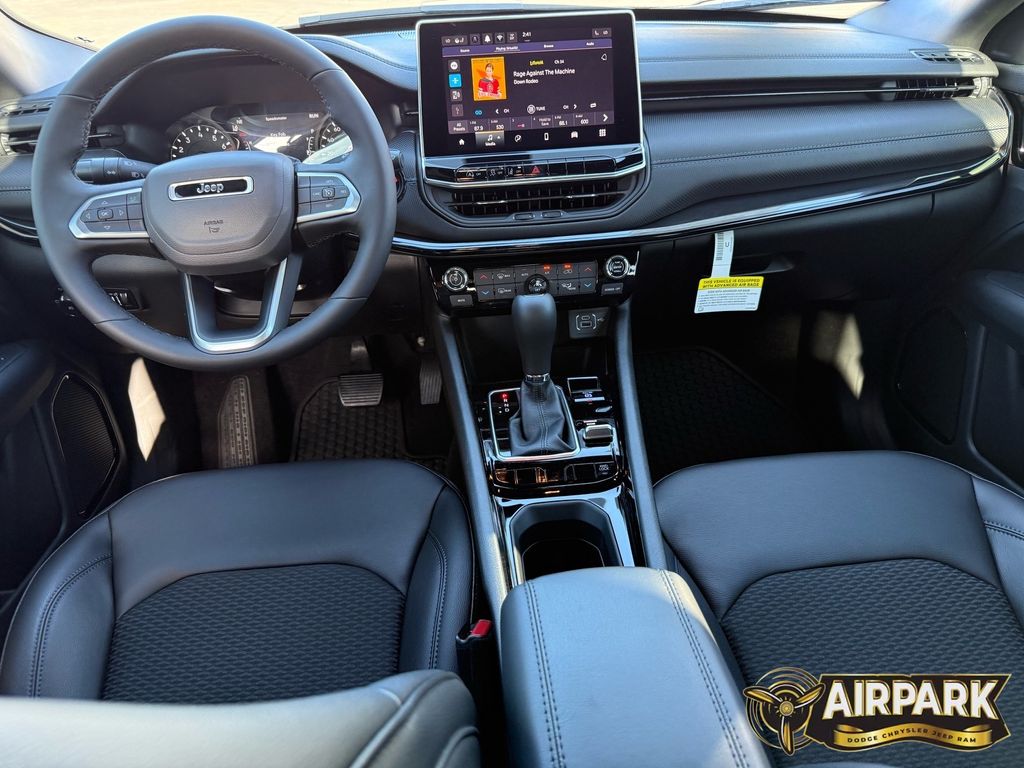 New 2026 Diamond Black Crystal Pearlcoat Jeep Latitude image 22