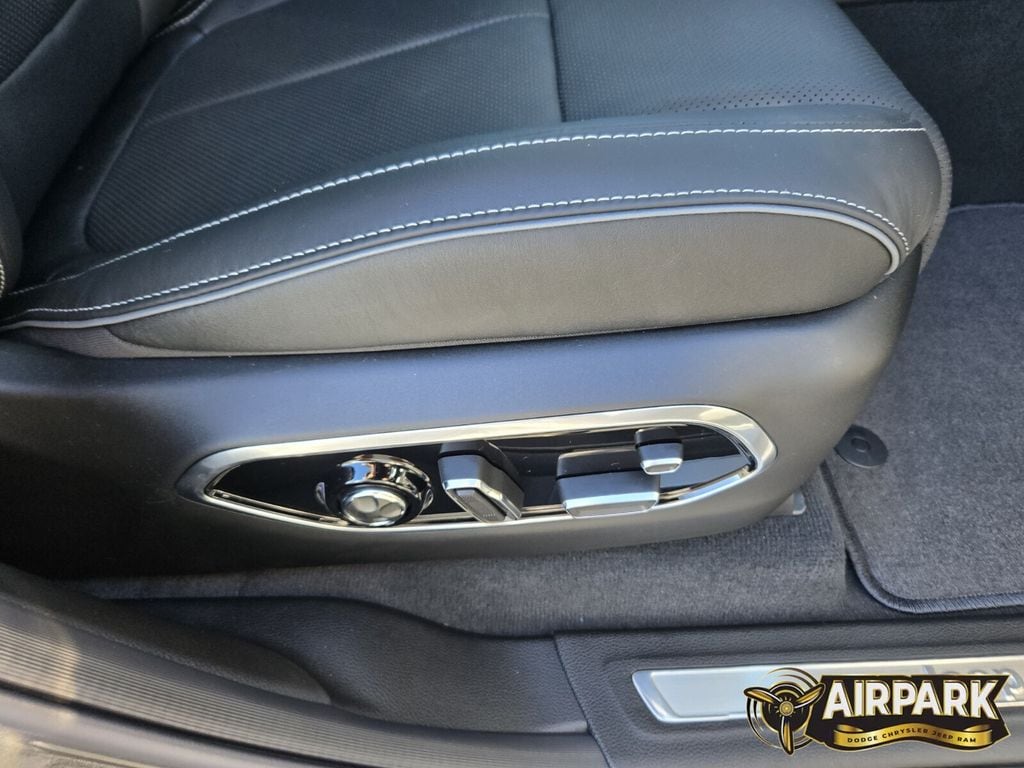 New 2025 Baltic Gray Jeep Overland image 14