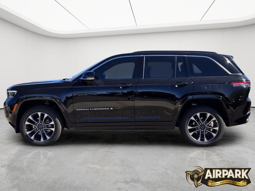 New 2025 Diamond Black Crystal Pearlcoat Jeep Overland image 7