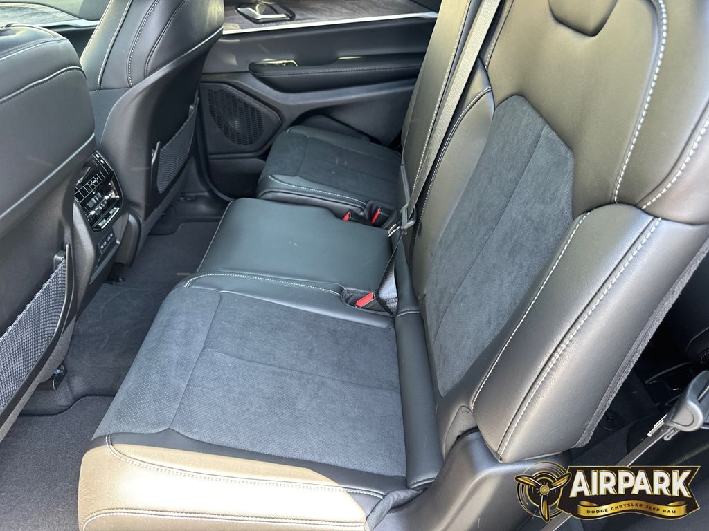 New 2026 Diamond Black Crystal Pearlcoat Jeep Laredo image 15