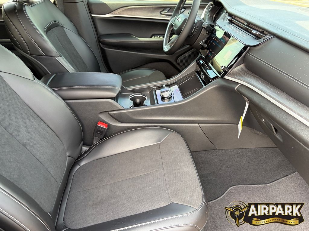 New 2026 Diamond Black Crystal Pearlcoat Jeep Laredo image 11