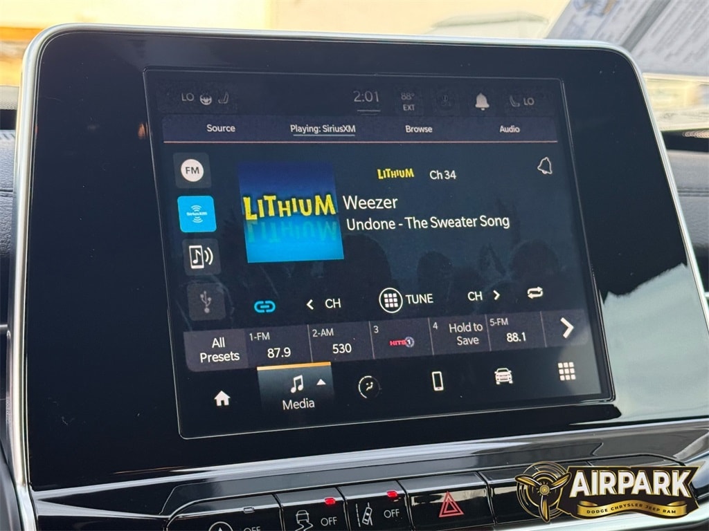 New 2026 Diamond Black Crystal Pearlcoat Jeep Latitude image 17