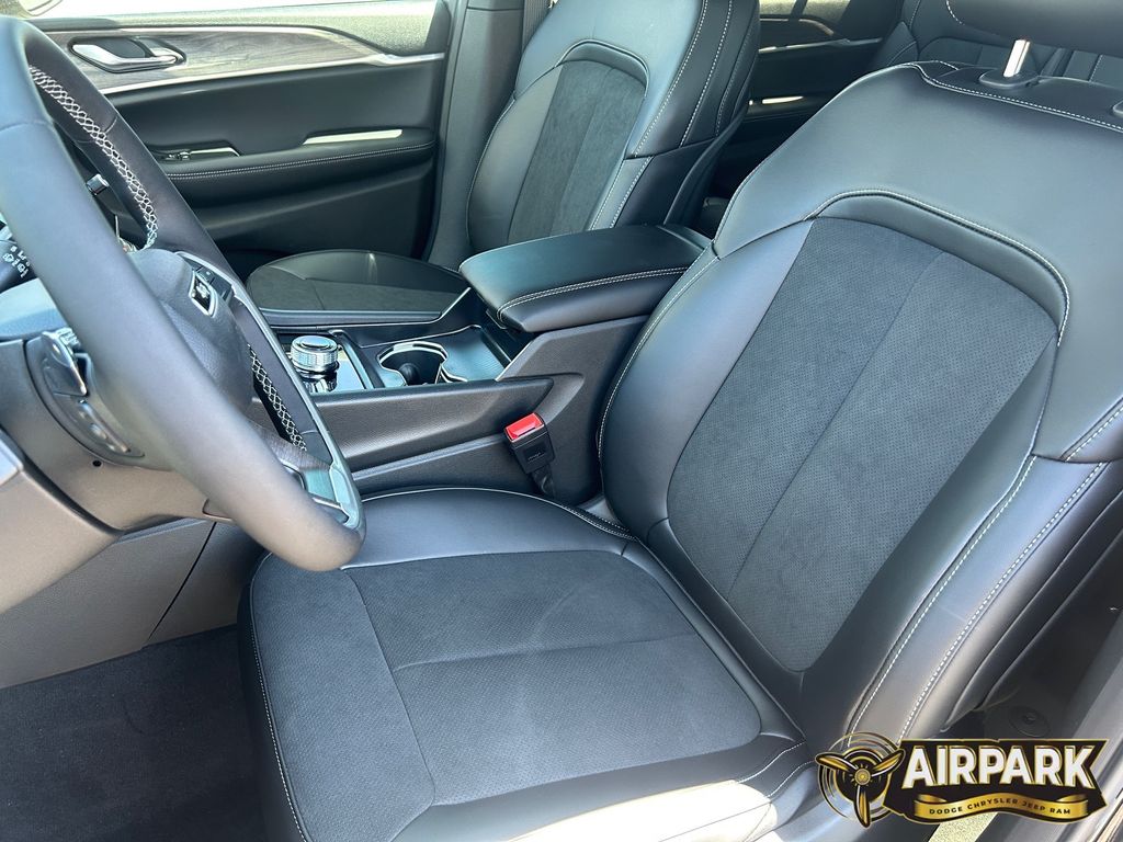 New 2026 Diamond Black Crystal Pearlcoat Jeep Laredo image 17