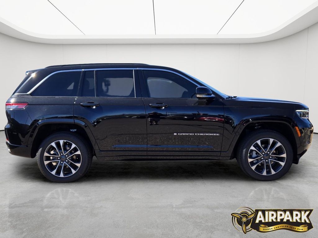 New 2025 Diamond Black Crystal Pearlcoat Jeep Overland image 3