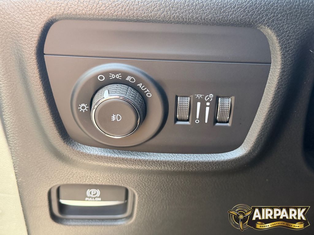 New 2026 Diamond Black Crystal Pearlcoat Jeep Limited image 18