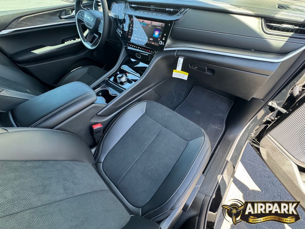 New 2026 Diamond Black Crystal Pearlcoat Jeep Laredo image 10