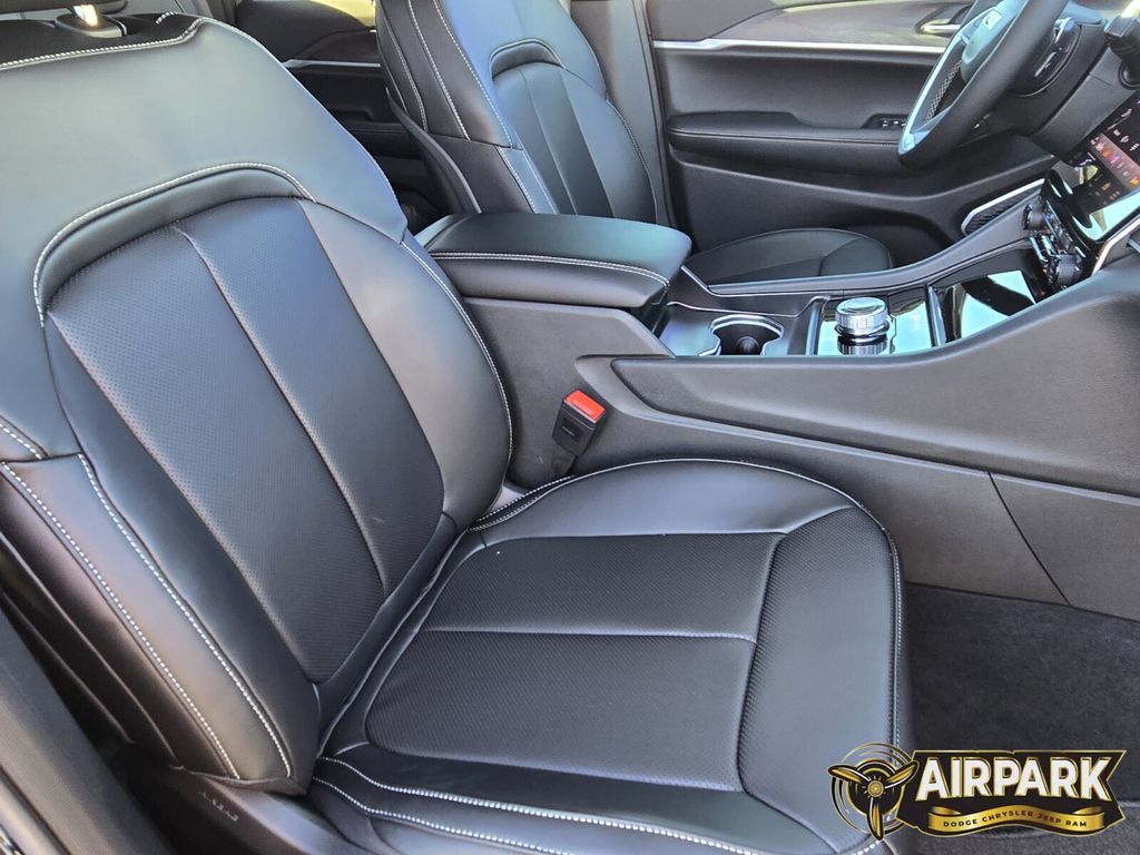 New 2025 Diamond Black Crystal Pearlcoat Jeep Limited image 11