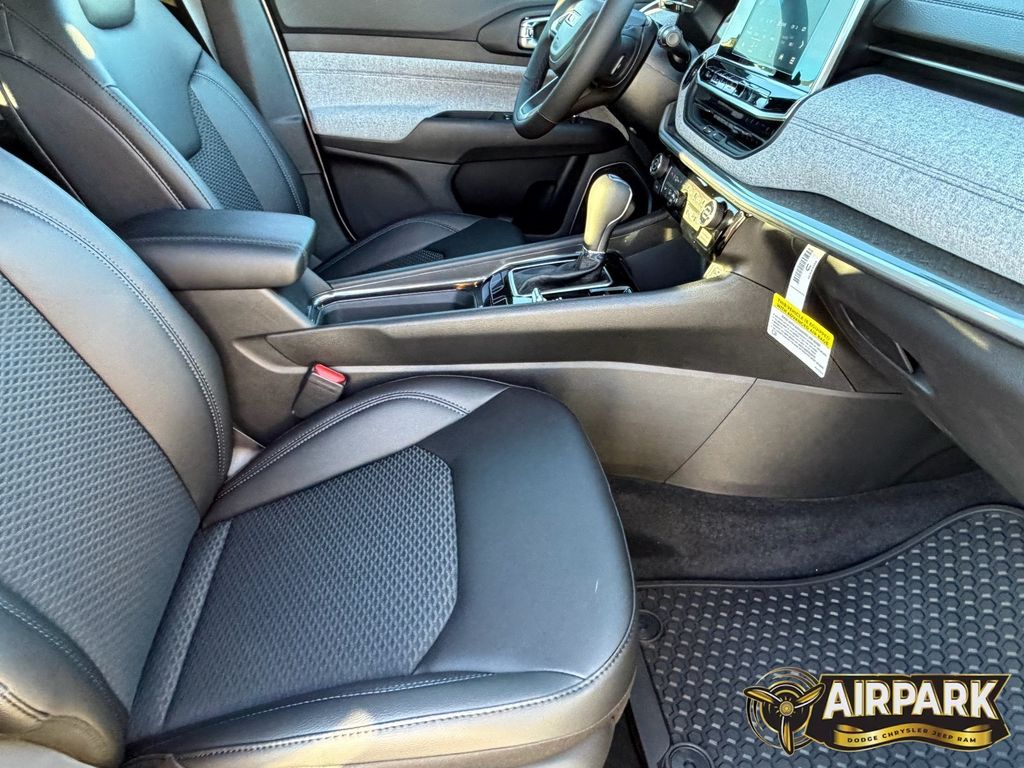 New 2026 Diamond Black Crystal Pearlcoat Jeep Latitude image 15