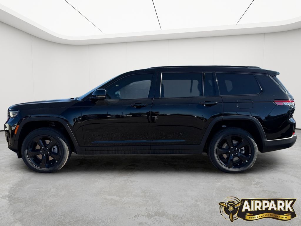 New 2025 Diamond Black Crystal Pearlcoat Jeep Laredo image 8