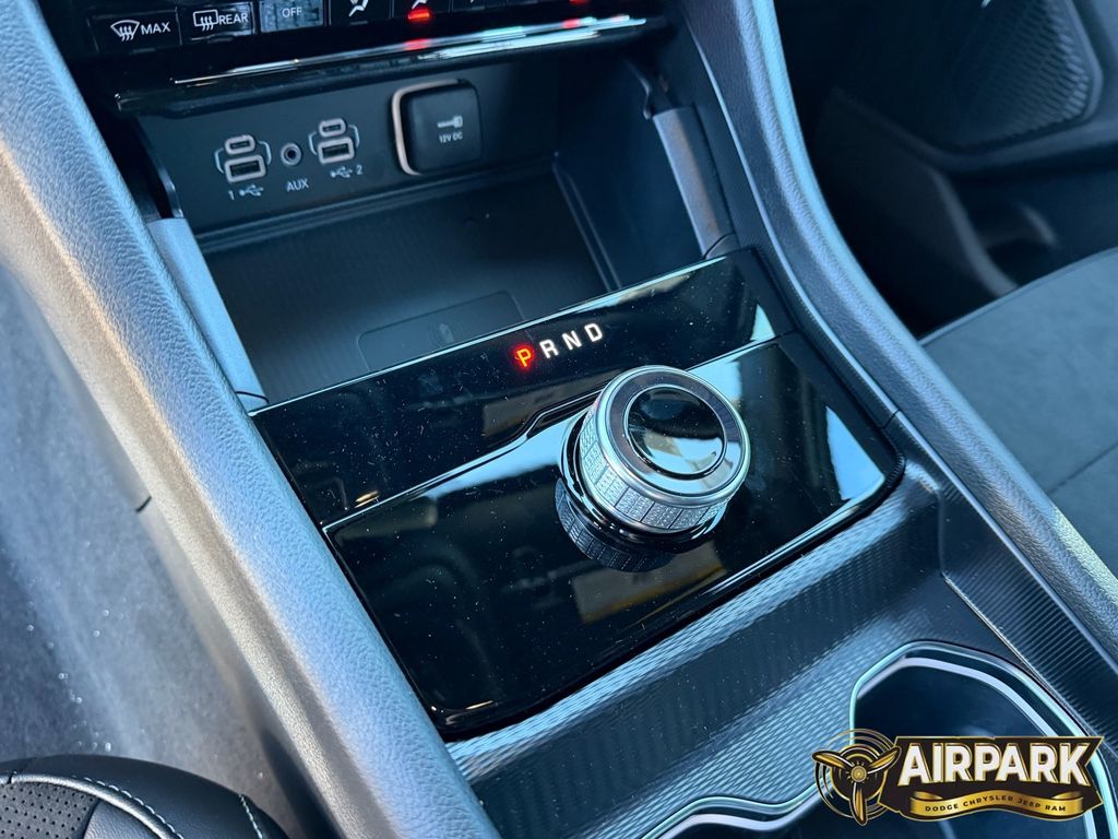 New 2025 Diamond Black Crystal Pearlcoat Jeep Laredo image 21