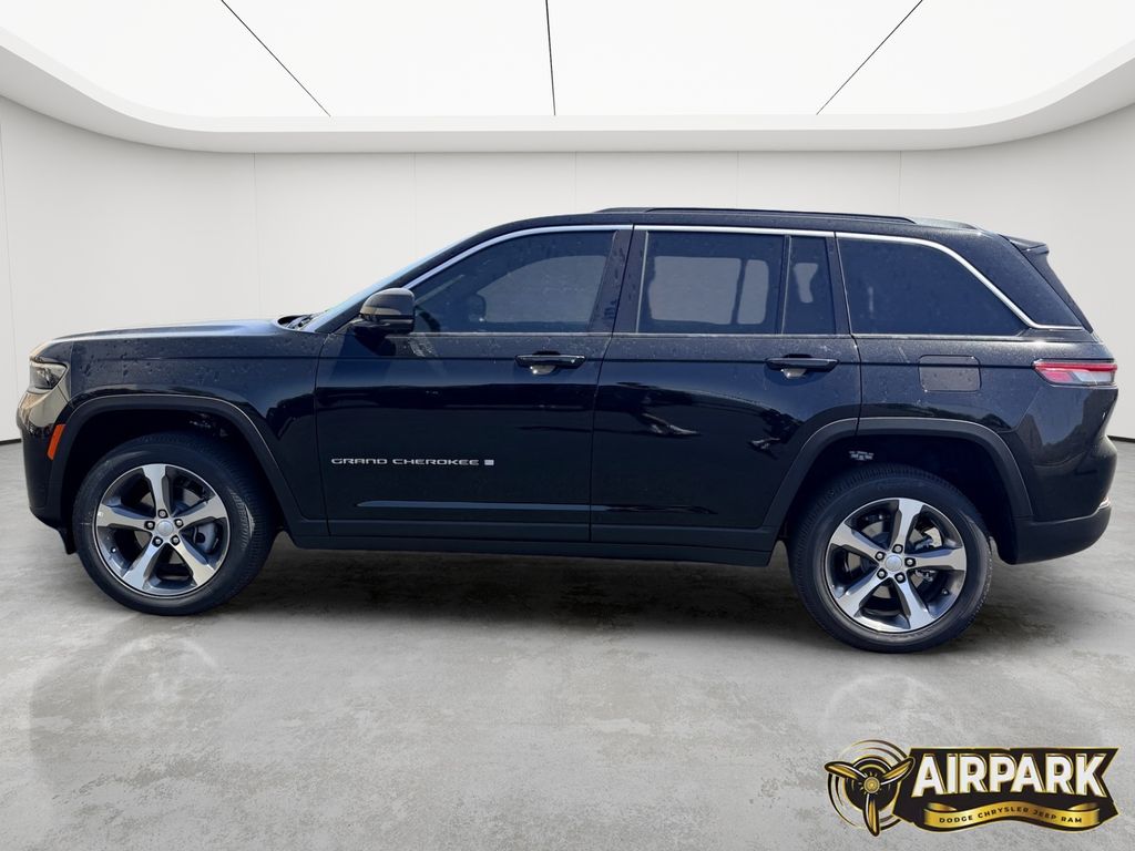 New 2026 Diamond Black Crystal Pearlcoat Jeep Limited image 6