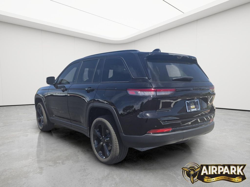 New 2025 Diamond Black Crystal Pearlcoat Jeep Limited image 6