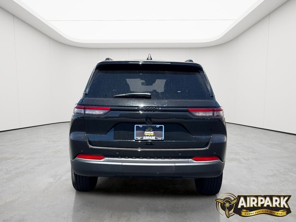 New 2026 Diamond Black Crystal Pearlcoat Jeep Laredo image 5