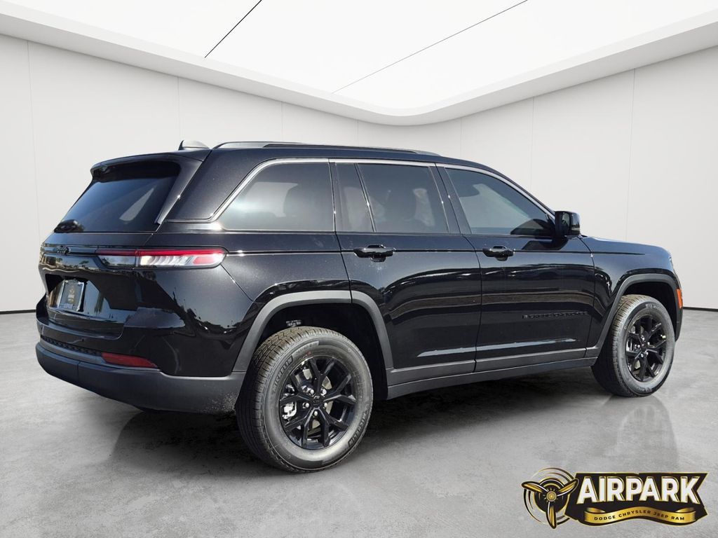 New 2026 Diamond Black Crystal Pearlcoat Jeep Laredo image 4