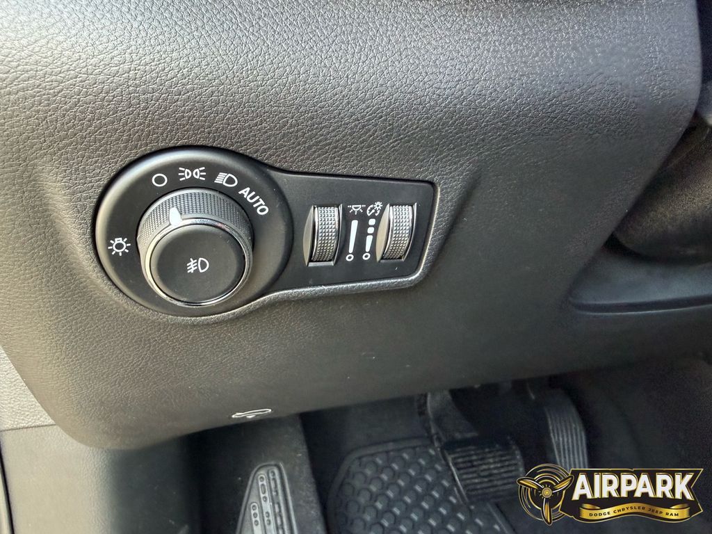 New 2026 Diamond Black Crystal Pearlcoat Jeep Latitude image 16