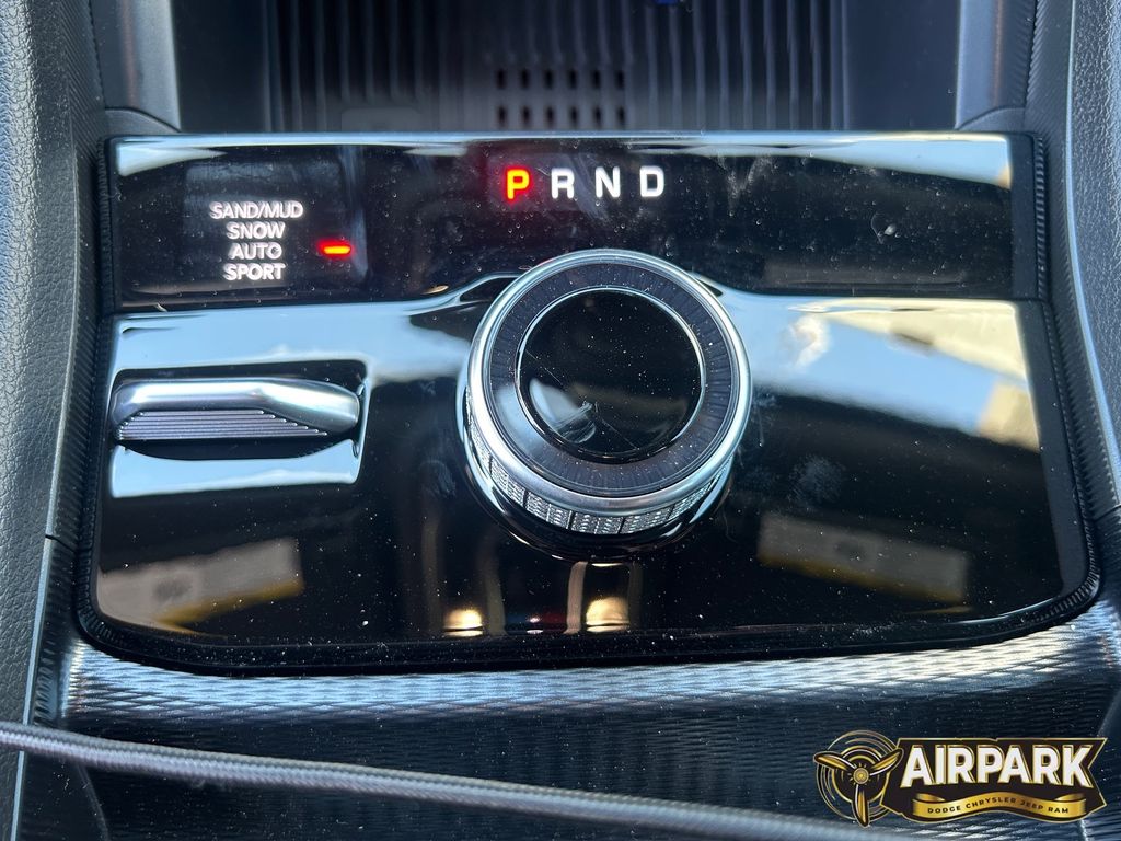New 2026 Diamond Black Crystal Pearlcoat Jeep Laredo image 27