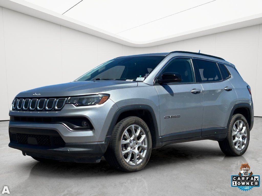 Used 2022 Billet Silver Metallic Clearcoat Jeep Latitude Lux image 2