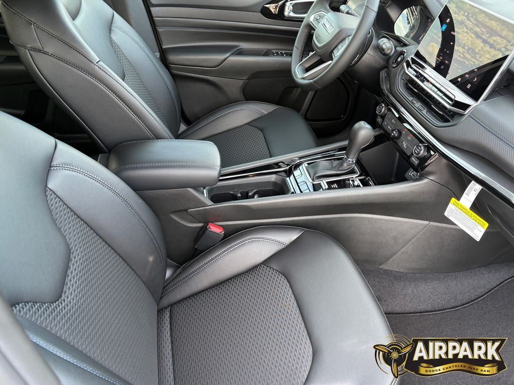 New 2026 Diamond Black Crystal Pearlcoat Jeep Latitude image 12