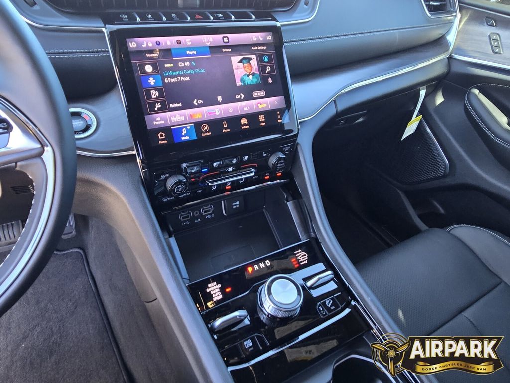 New 2025 Diamond Black Crystal Pearlcoat Jeep Overland image 18