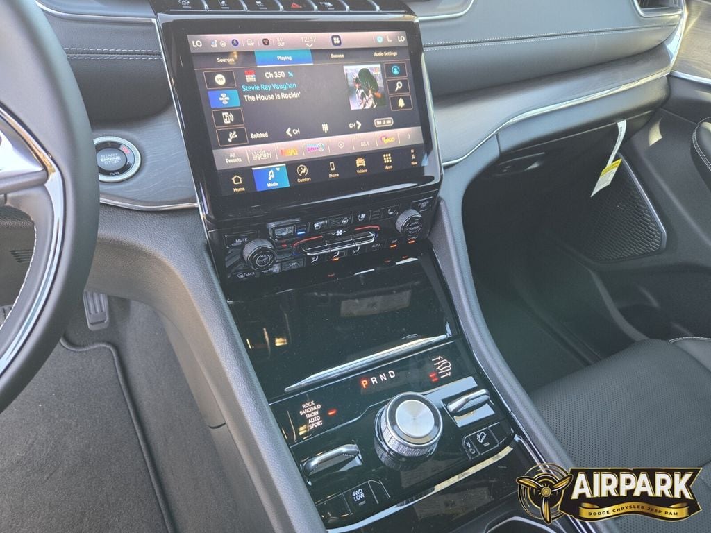 New 2025 Baltic Gray Jeep Overland image 21